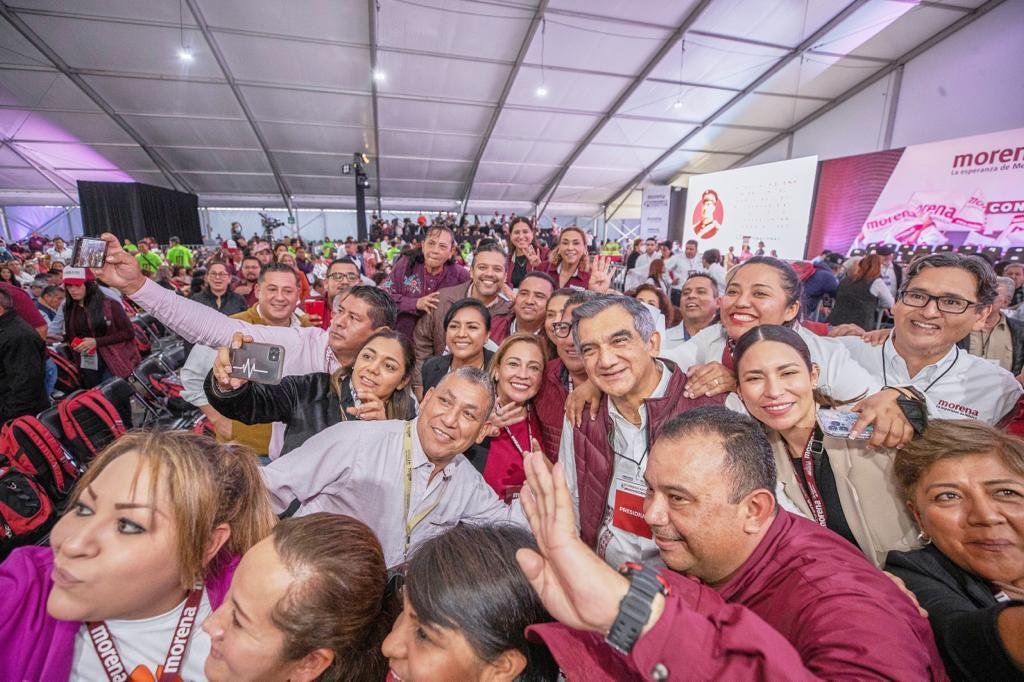 Ovacionan Américo en el Congreso Nacional de Morena