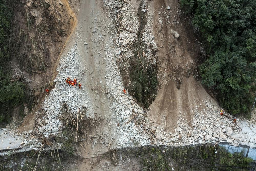 Sismo sacude a China y mata a 93