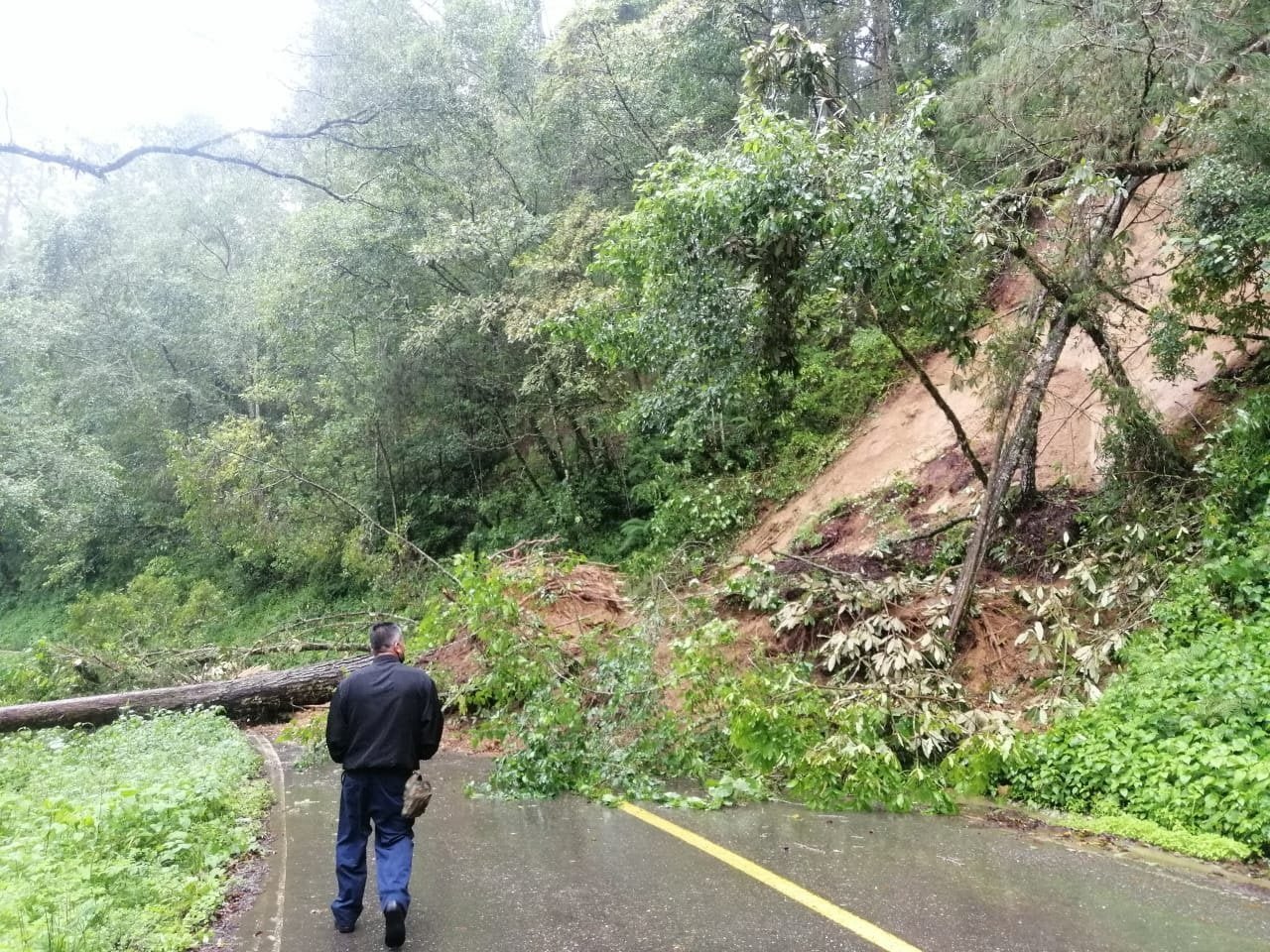 Tormenta tropical Lester mata a pescador en Guerrero