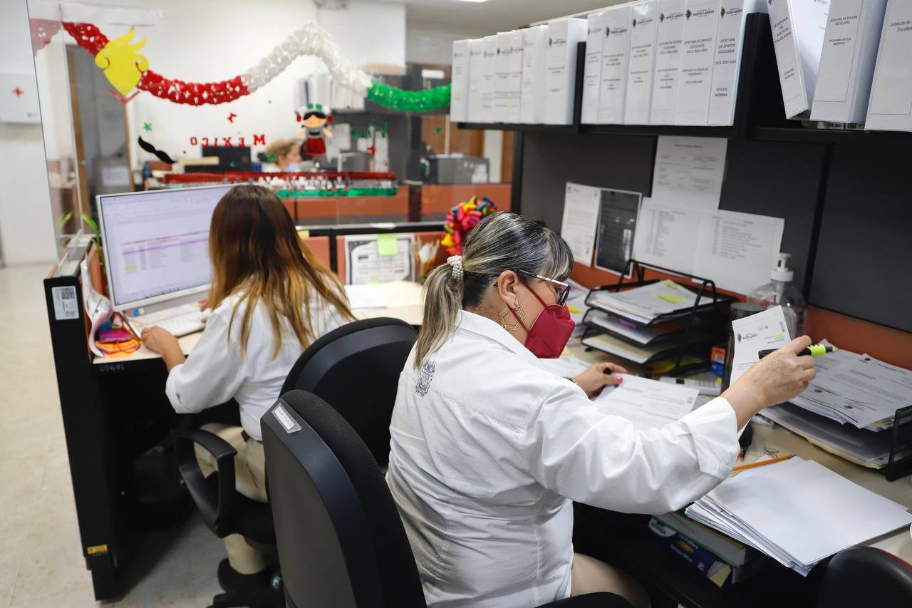 Realiza alcaldesa ajustes en su administración