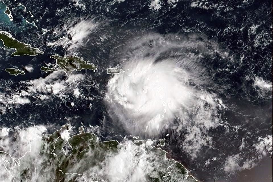 ‘Fiona’ se transforma en huracán y se dirige a Puerto Rico