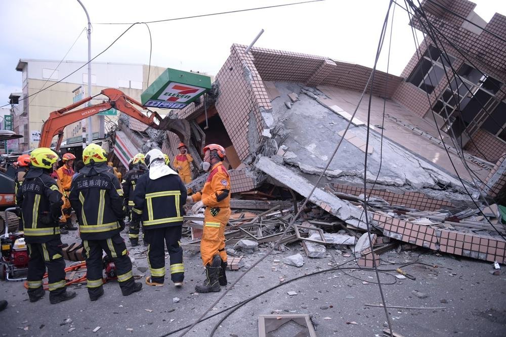 Rescatan a 400 turistas atrapados por sismo