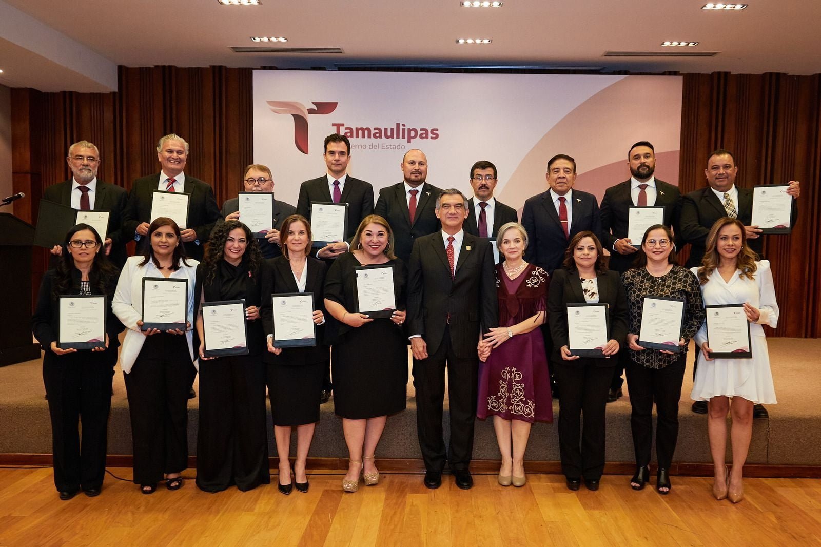 Entrega Américo 15 nombramientos