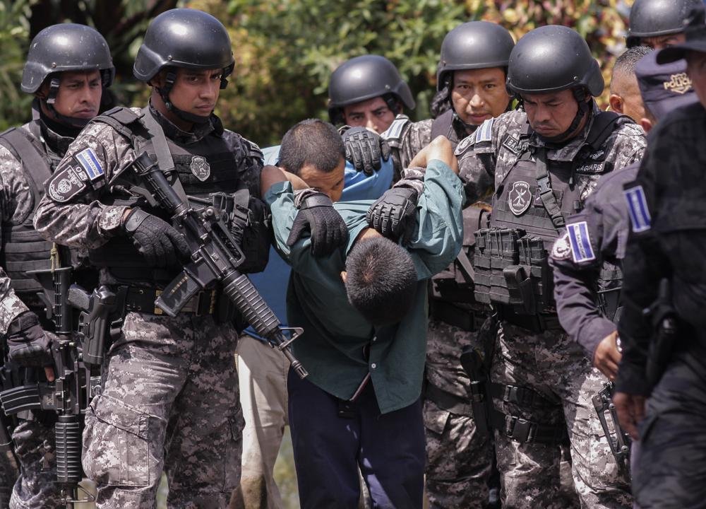 Cierran todo un pueblo para detener a pandilleros