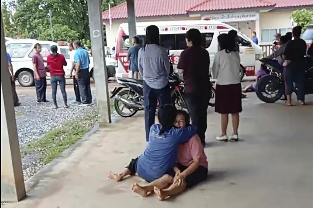 Expolicía mata a 24 niños y 13 adultos en Tailandia