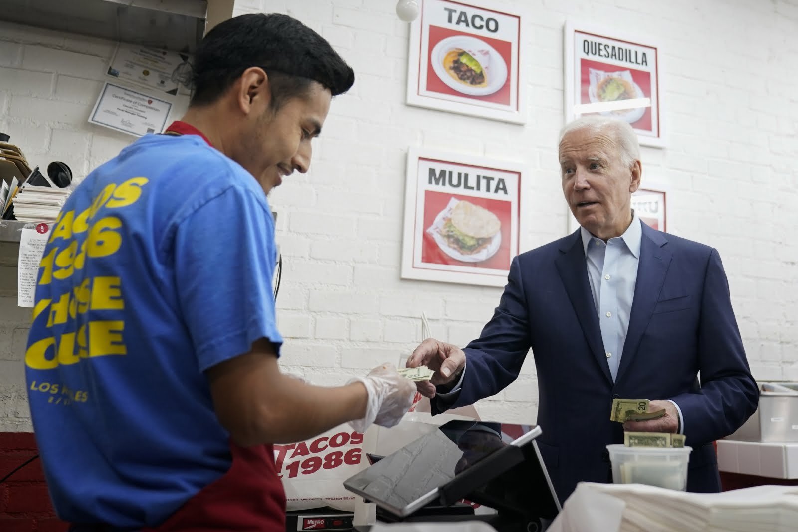 Va Biden por tacos e invita a los clientes