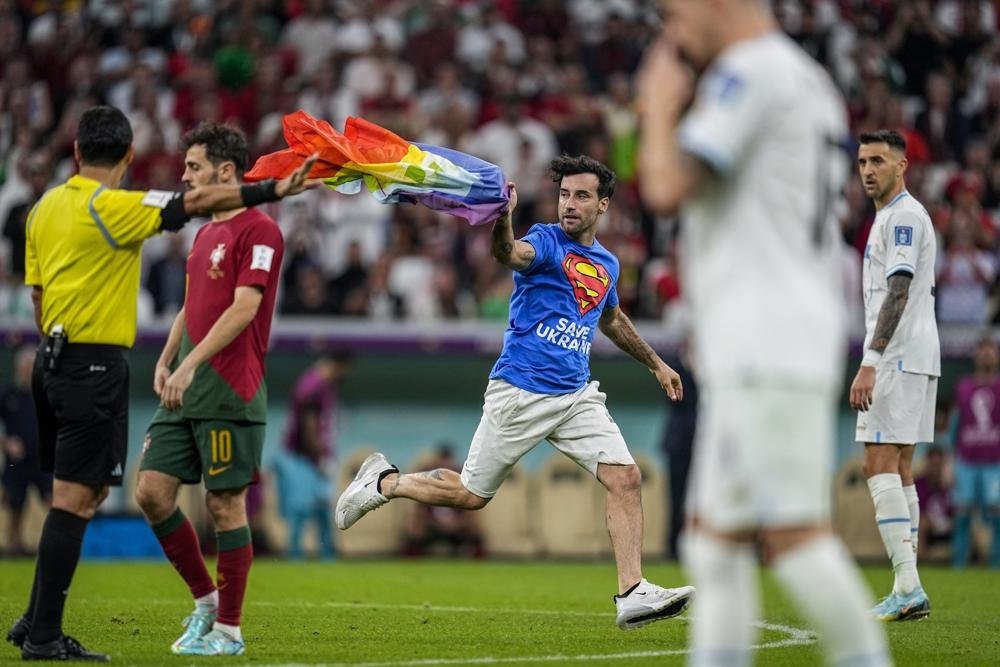 Salta a la cancha con bandera arcoíris; lo vetan todo el Mundial