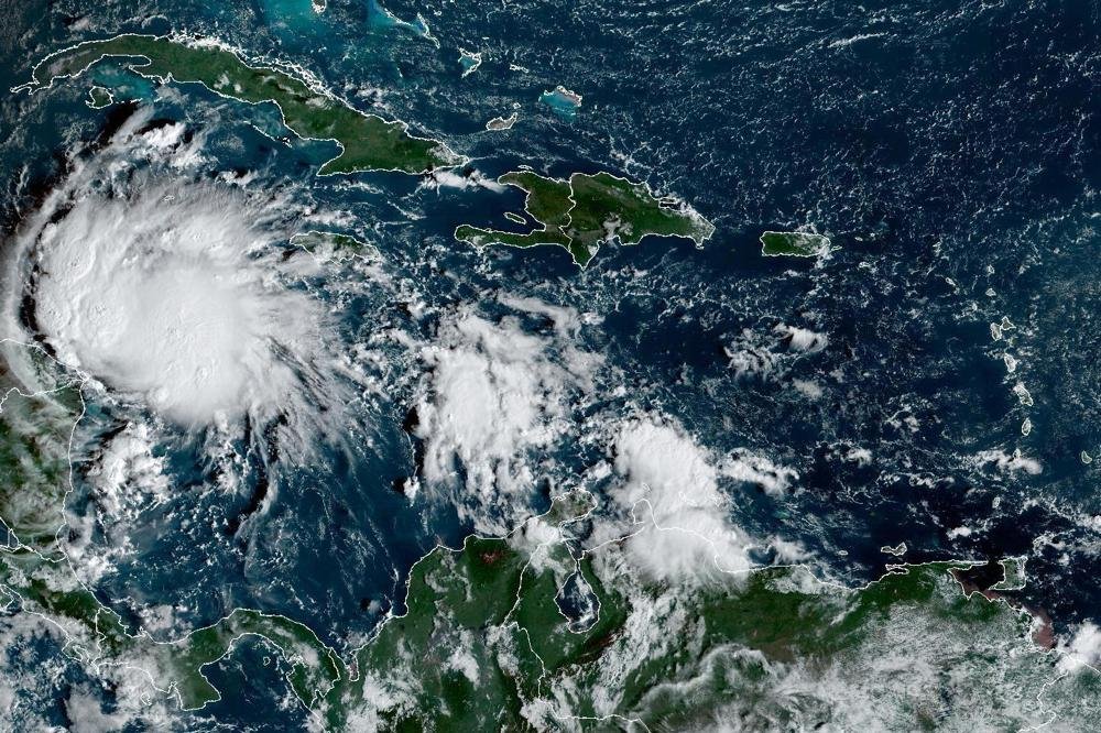 Lisa se convierte en huracán y tocará tierra este miércoles