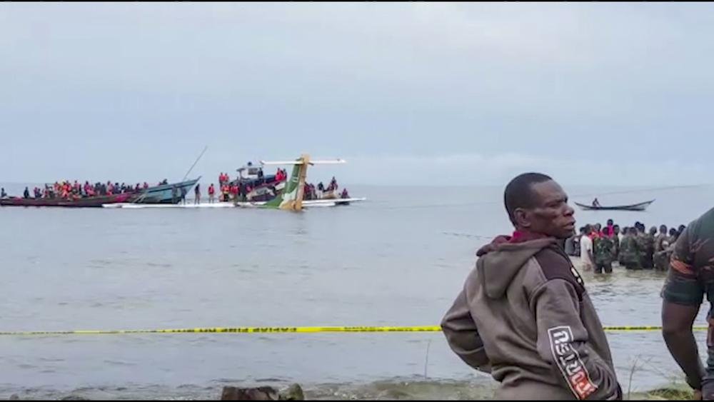 Se estrella avión en Lago; mueren 19