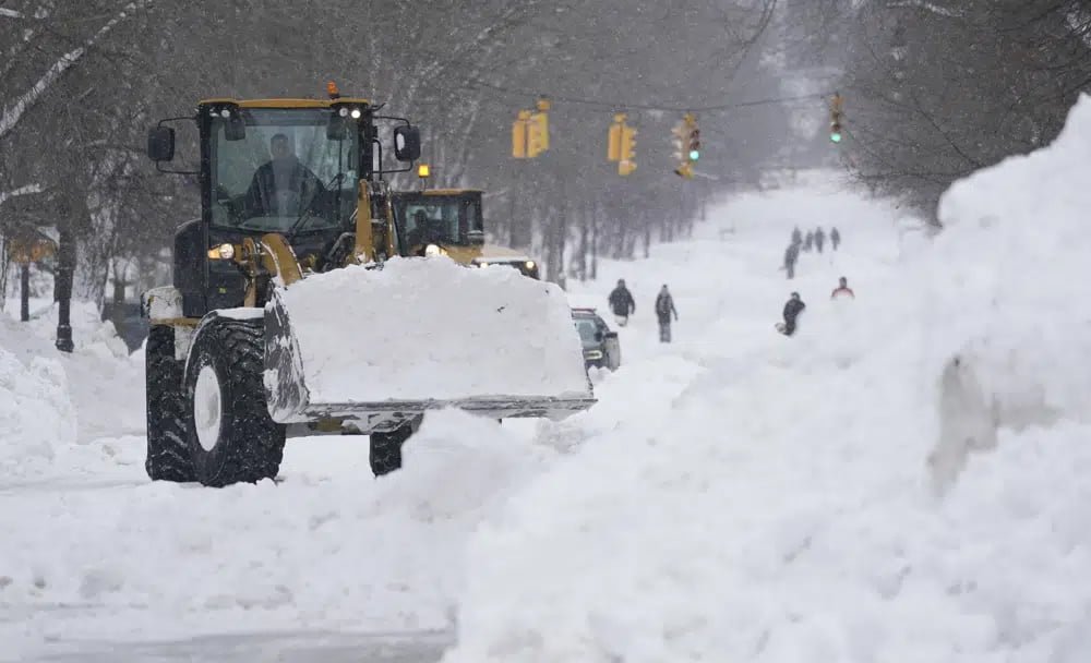 Tras tormenta mortal, esperan más nieve