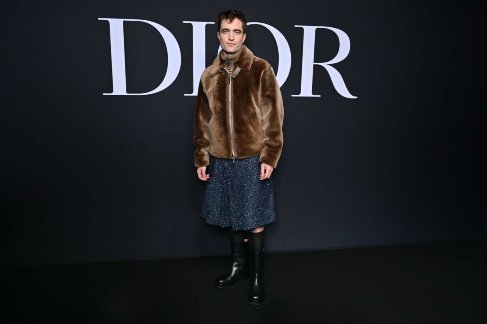 Asiste Robert Pattinson en falda a desfile de moda