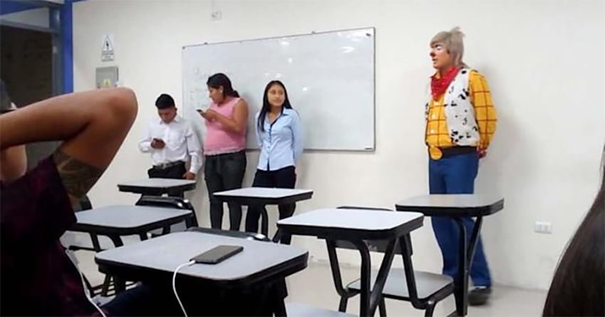 Va exponer clases vestido de payasito