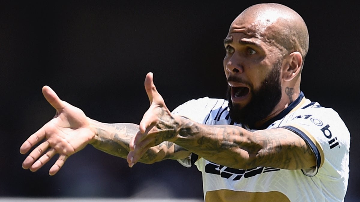 Detienen a Dani Alvez y Pumas lo echa