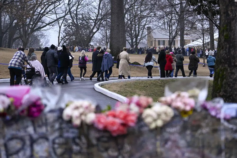Cientos dan último adiós a Lisa Marie Presley