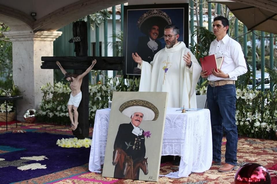 Festejan el cumpleaños de Vicente Fernández