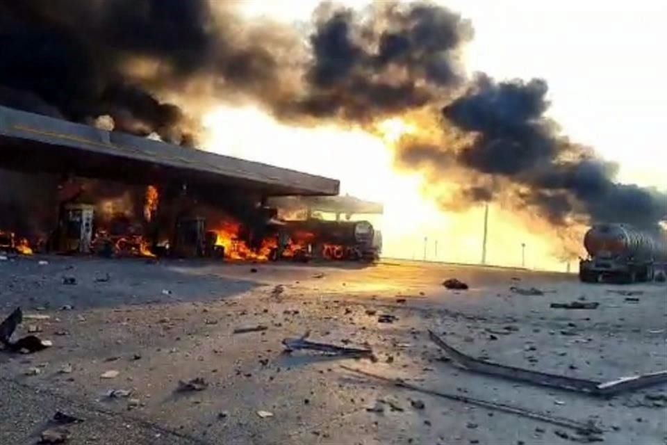 Explota pipa en gasolinera; mueren dos