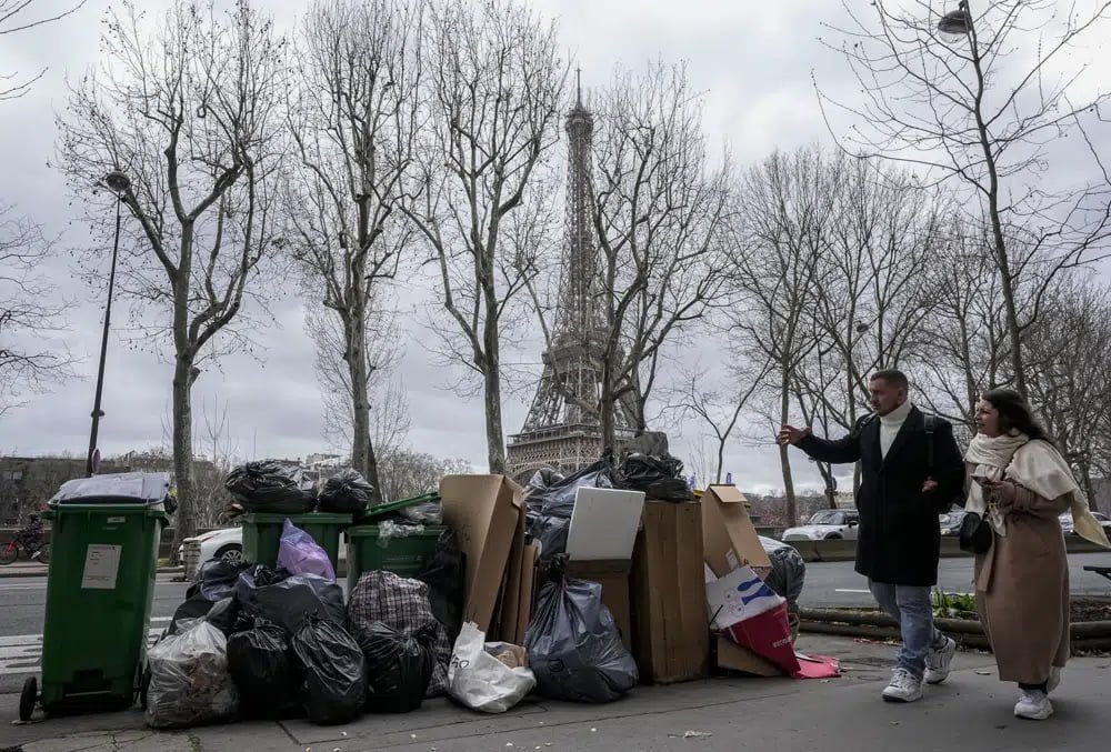 París pierde su lustre; se llena de basura por huelga