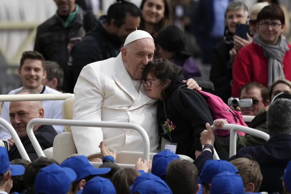 Hospitalizan al Papa Francisco