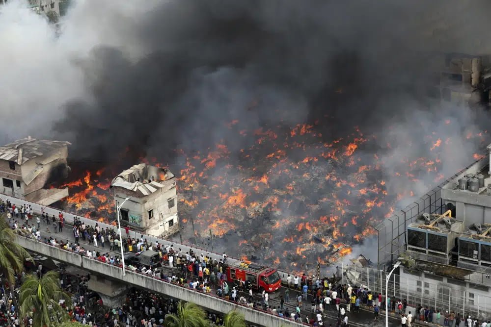 Incendio arrasa mercado en Bangladesh