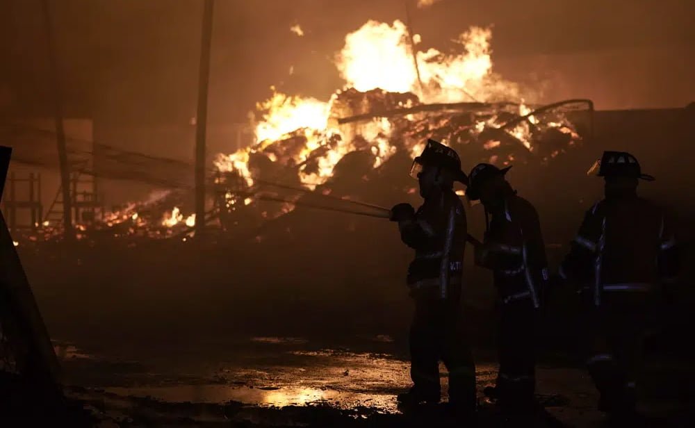 Arde mercado mayorista en Ciudad de México