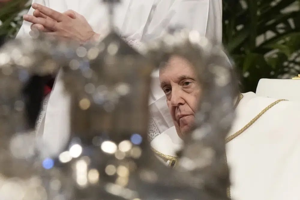 Lava el Papa los pies a jóvenes presos