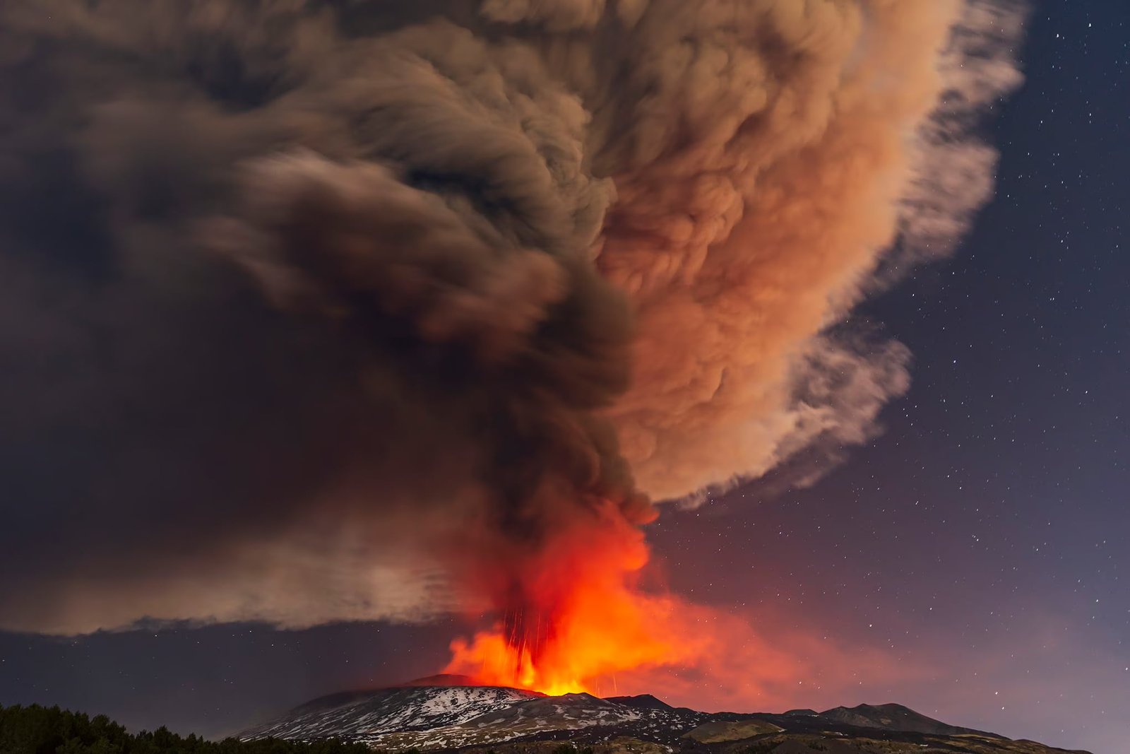 Erupción de volcán obliga a cerrar espacio aéreo