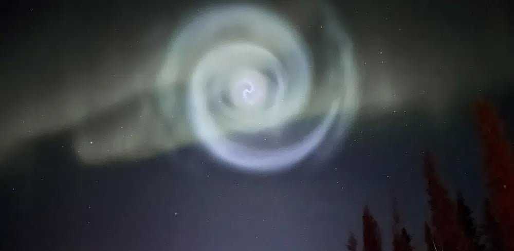 Aparece extraño espiral en el cielo de Alaska