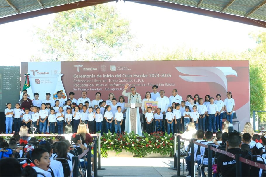 Da Américo banderazo al ciclo escolar