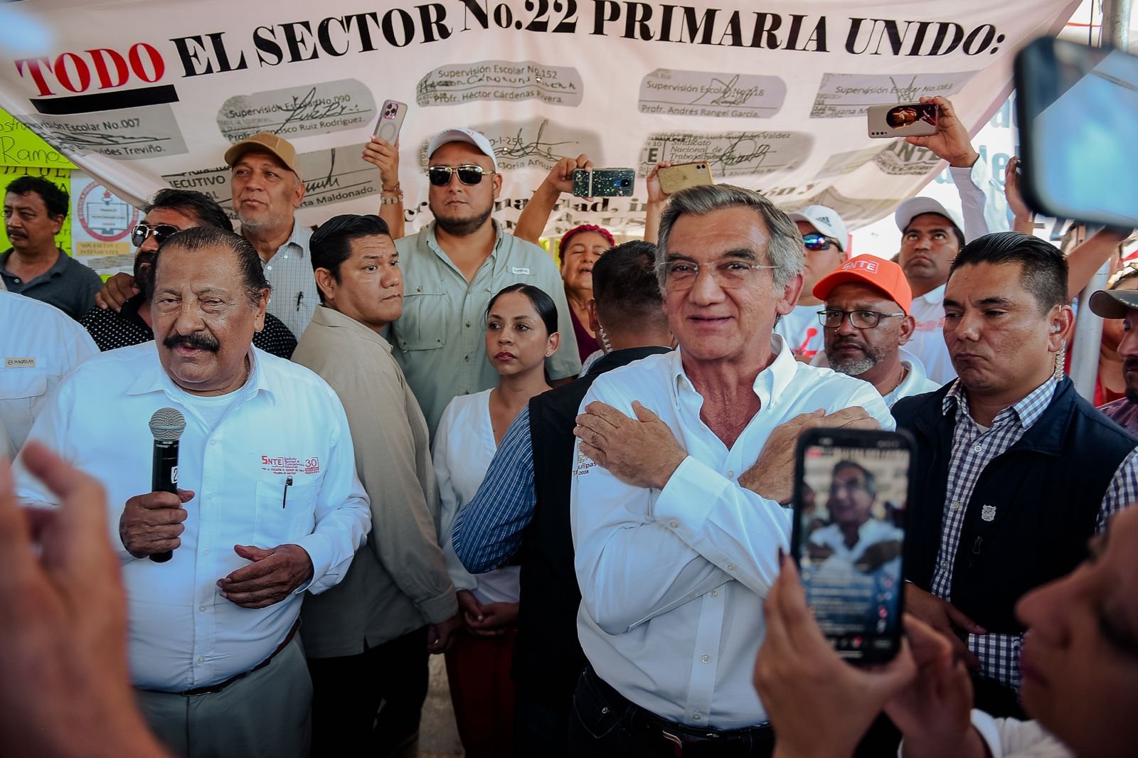 Acude Américo a dialogar con docentes