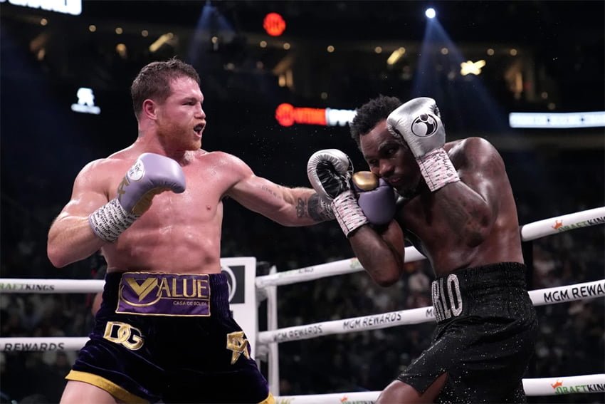 Domina ‘Canelo’y vence a Charlo por decisión unánime