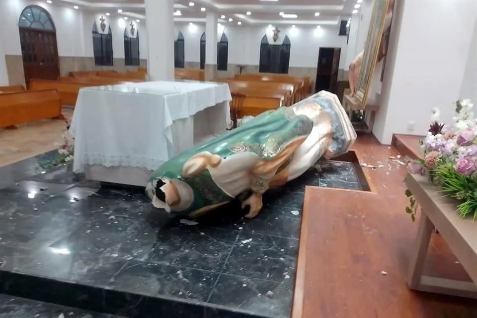 Hombre drogado destroza San Judas de tres metros