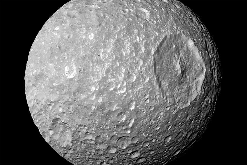 Hallan agua líquida en miniluna de Saturno