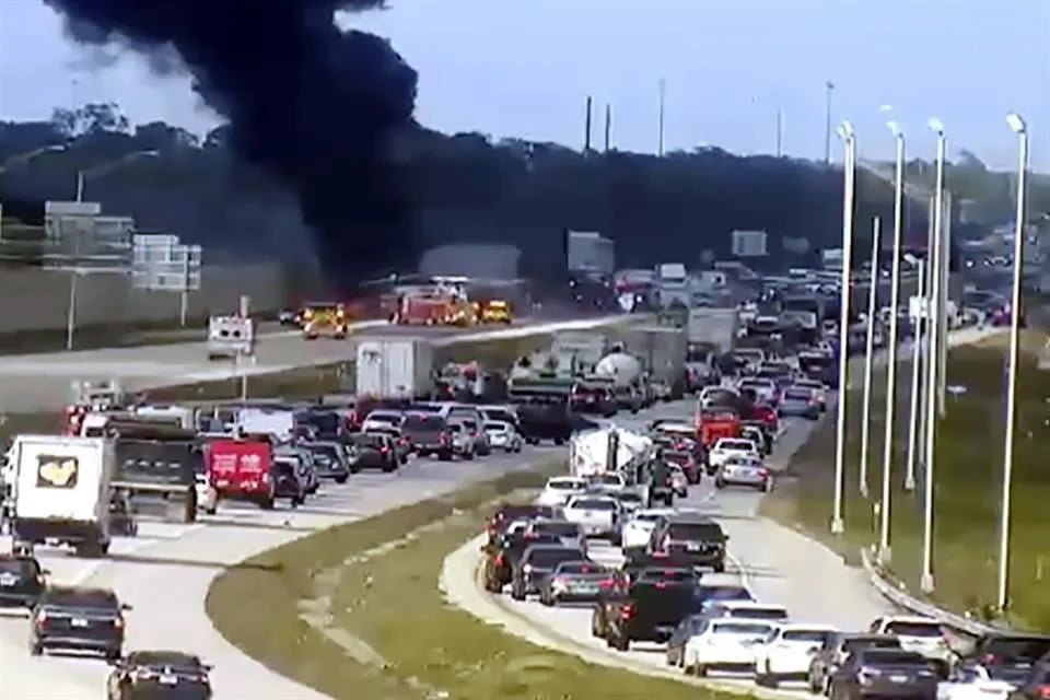 Cae jet sobre autopista y mueren dos personas
