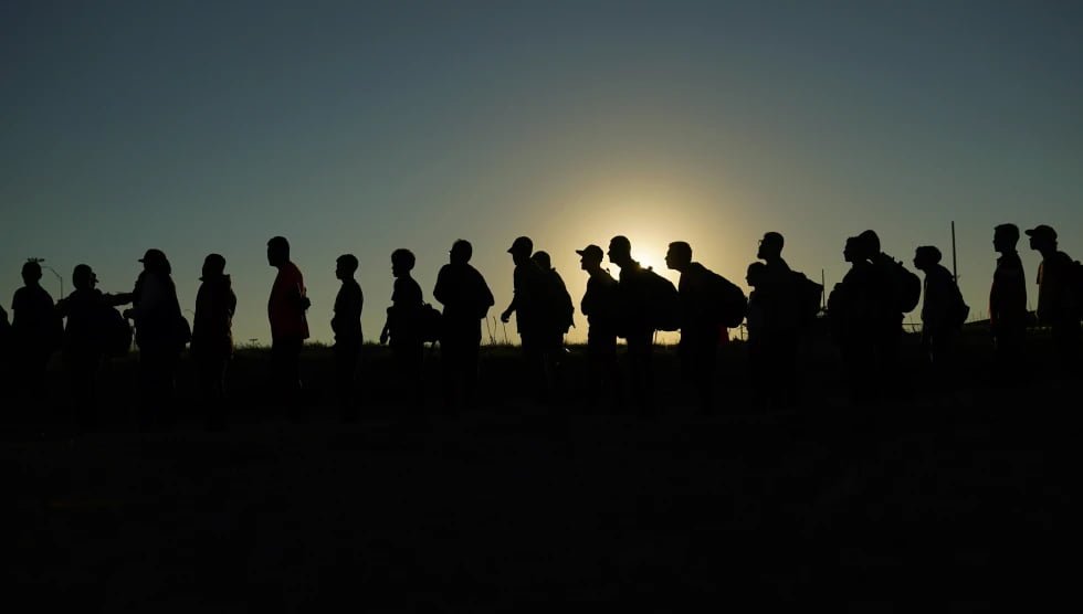 Bloquea juez ley que permite a policías arrestar a migrantes
