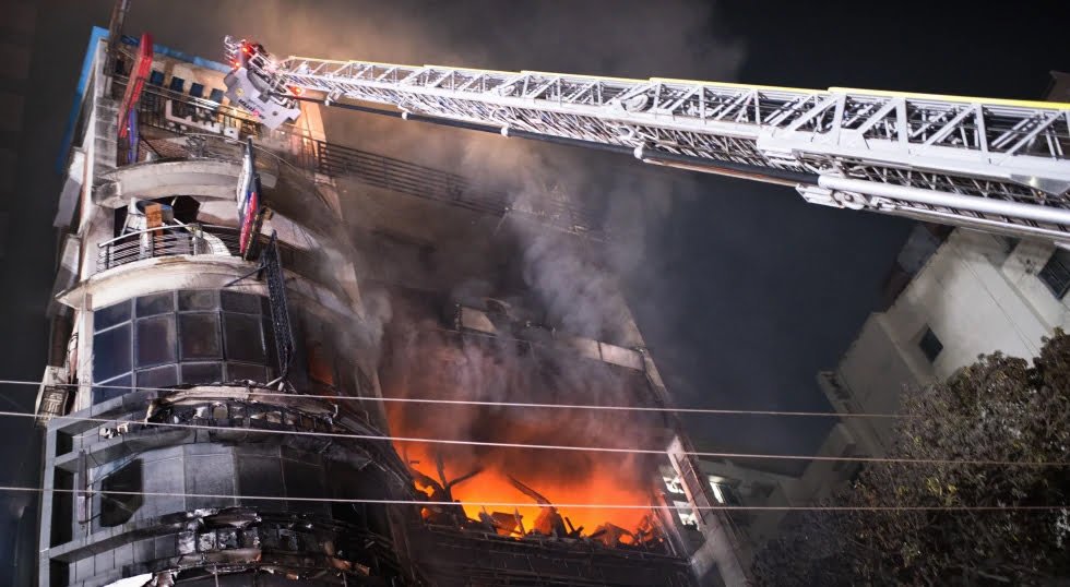 Arde edificio y mueren 43 personas