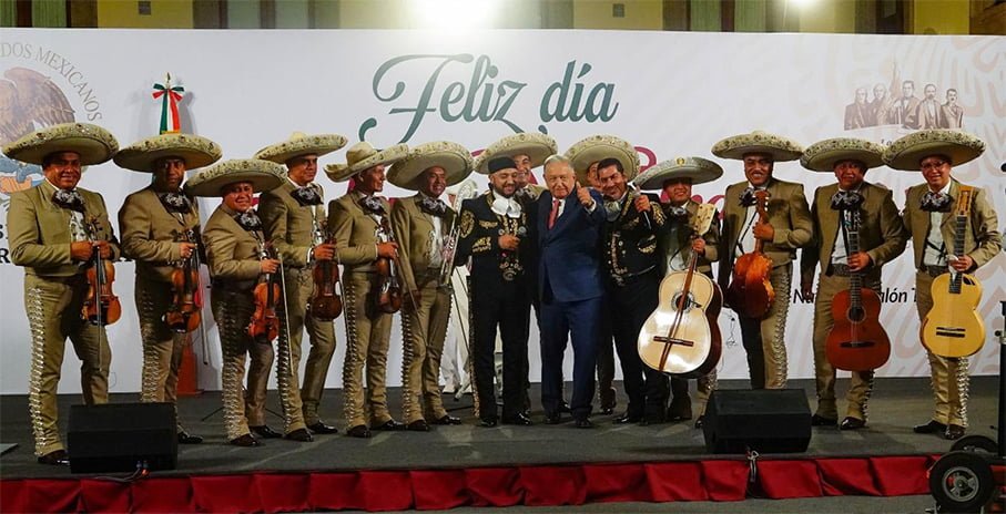 Dedica AMLO la Mañanera a las mamás