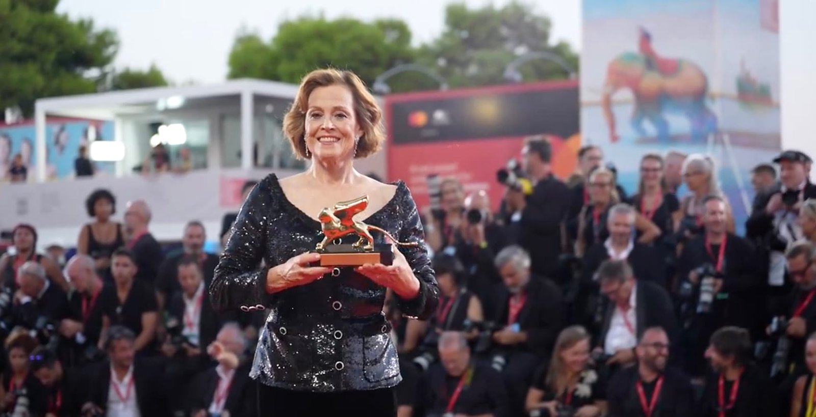 Entregan León de Oro a Sigourney Weaver