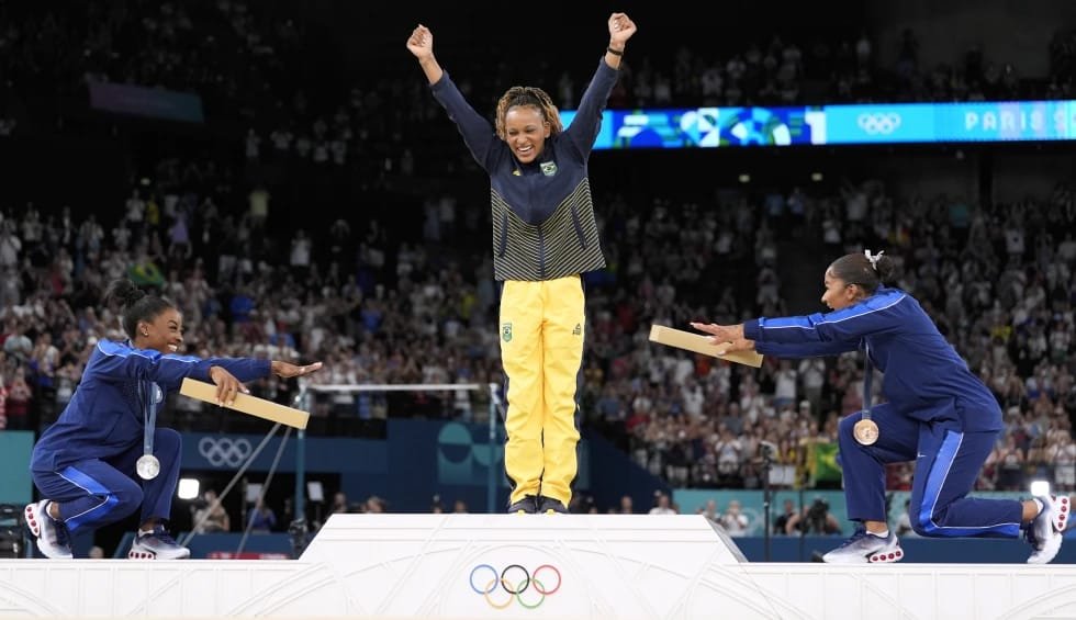 Simone Biles y Jordan Chiles, oro en humildad