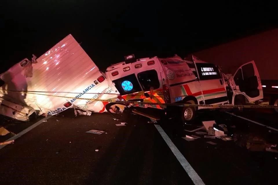 Se estrella ambulancia contra tráiler; mueren 4 personas