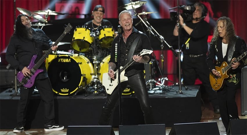 Metallica hace bailar al Azteca con ‘La Chona’