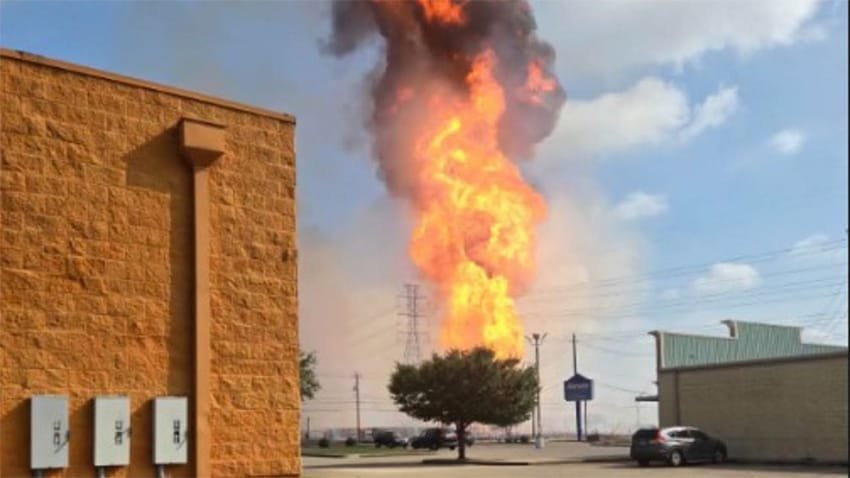 Evacúan vecindario por incendio de oleoducto en Texas