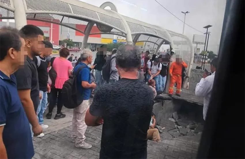 ‘Se traga’ socavón a tres personas en Monterrey