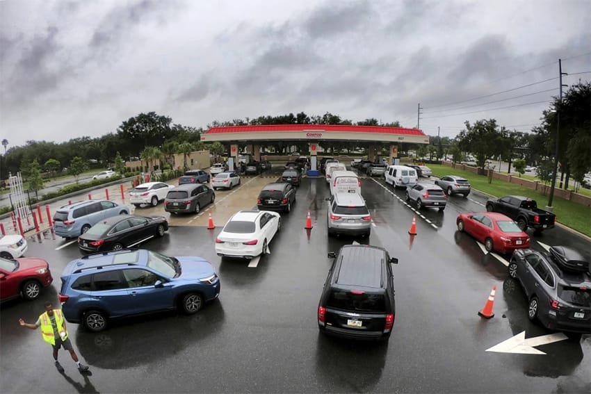Miles comienzan a evacuar Florida