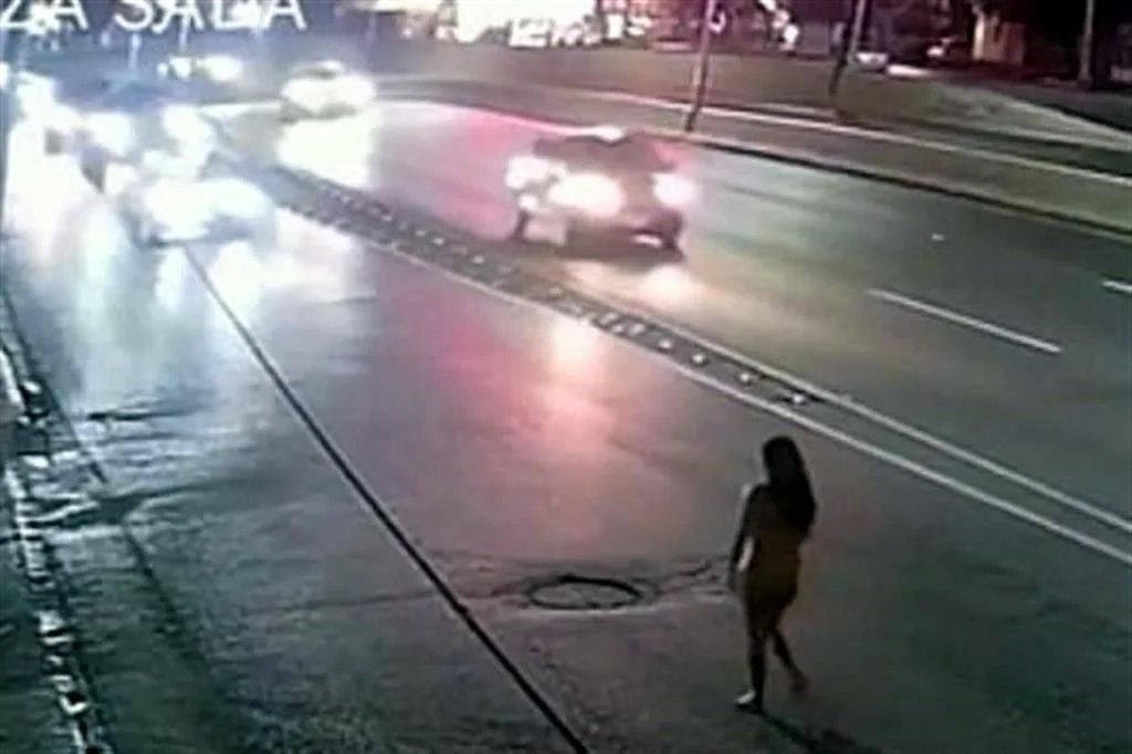 Camina desnuda por la calle y la atropellan