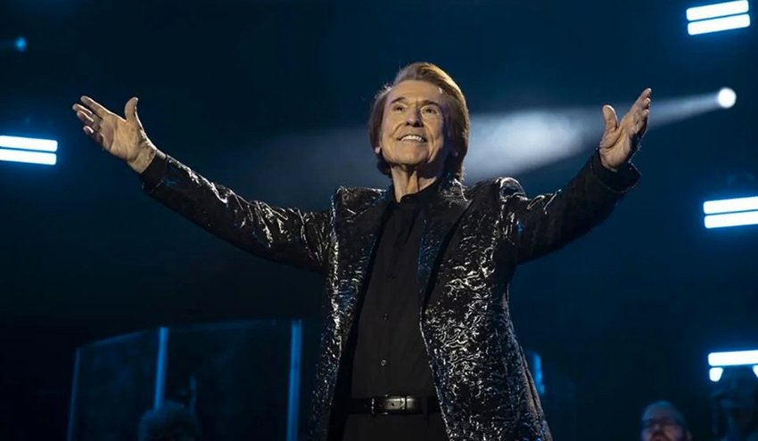 Raphael mejora, pero sigue hospitalizado