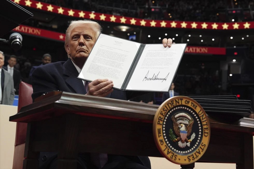 Asume Trump presidencia; se deshace de legado de Biden