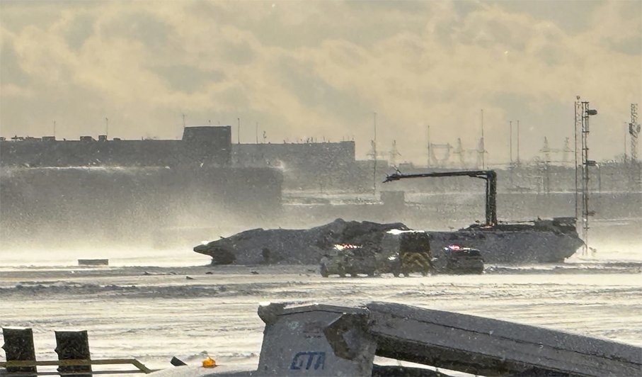 Aterriza avión en Toronto y se vuelca
