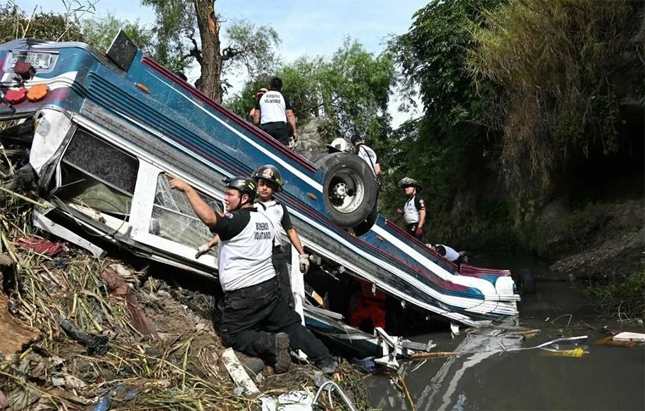 Tragedia: cae autobús a río; hay 50 víctimas
