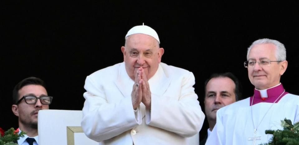 Mejora el Papa y reanuda algunas actividades