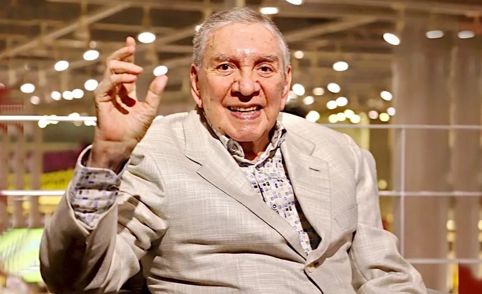Celebra Marco Antonio Muñiz sus 92 años